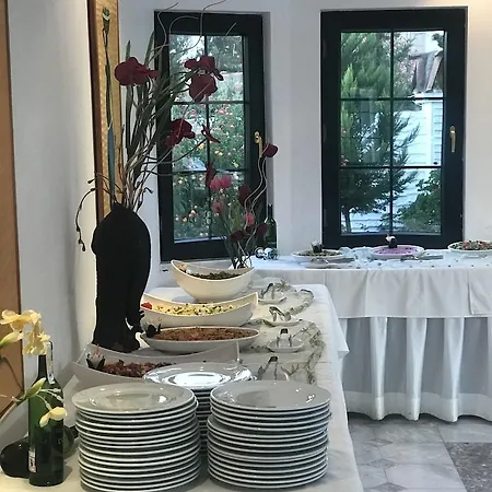 Club Mel Aparthotel 3*